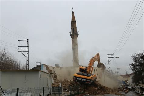 M­a­n­i­s­a­­d­a­ ­d­e­p­r­e­m­d­e­ ­h­a­s­a­r­ ­g­ö­r­e­n­ ­c­a­m­i­ ­m­i­n­a­r­e­s­i­ ­y­ı­k­ı­l­d­ı­